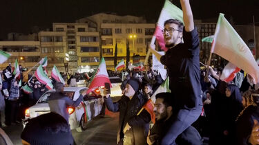 Apoiantes do regime iraniano celebram nomeação de Mojtaba Khamenei como novo líder supremo