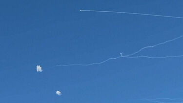 Imagens mostram momento em que pessoas tiveram de se proteger de mísseis lançados pelo Líbano contra a capital de Israel