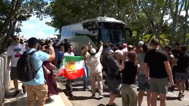 Manifestantes tentam bloquear autocarro que transportaria seleção feminina de futebol do Irão