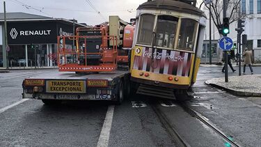 Colisão com camião leva elétrico a descarrilar em Alcântara