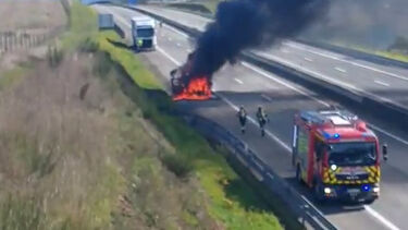 Ambulância que transportava utente para o IPO do Porto destruída pelas chamas na A4 em Mirandela