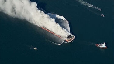 Incêndio em barco no rio Delaware nos EUA mobiliza equipas de emergência