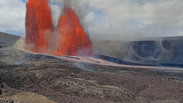 Vulcão Kilauea volta a entrar em erupção e lança lava até 300 metros de altura 