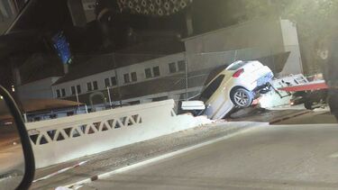 Carro despista-se contra muro de escola em Faro