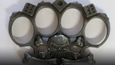 Jovens detidos por assaltos e agressões com soqueira em Aveiro