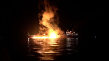 O momento em que petroleiro é atingido ao largo do Iraque
