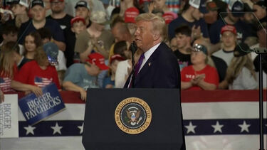 Apoiante de Trump sente-se mal durante evento e é socorrida pelo Dr. Oz