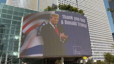 Cartaz gigante de agradecimento a Trump por apoio a Israel colocado em Telavive