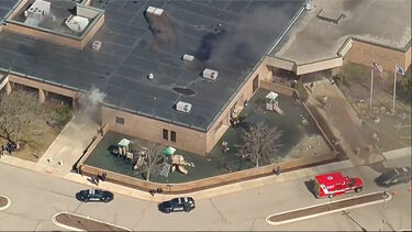 Homem embate com carro em sinagoga no Michigan. Suspeito foi morto a tiro pelas autoridades