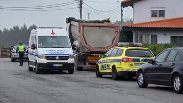 Sai de camião após ouvir barulho e morre atropelado na Póvoa de Varzim