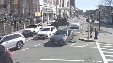 Carro descontrolado embate contra andaimes em movimentada rua de Nova Iorque