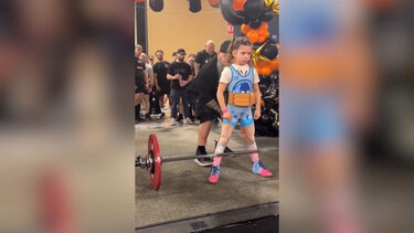 Criança de nove anos mostra-se a levantar 80 quilos e deixa adultos sem palavras  