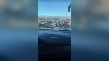 Suspeitos em fuga na Ponte 25 de Abril ferem polícia e acabam intercetados. Momento foi filmado