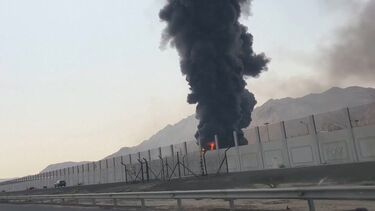 Incêndio deflagra nos Emirados Árabes Unidos após interceção de drone 