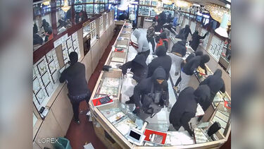 Vídeo mostra assalto a joalharia na Califórnia em que ladrões levaram 1,7 milhões de dólares em joias