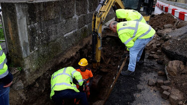 Os trabalhos de reparação de estradas danificadas após tempestades no País. 90% dos casos está resolvido
