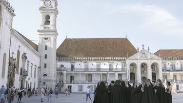 Áudios racistas e misóginos enviados por estudantes para grupo de WhatsApp chocam Universidade de Coimbra