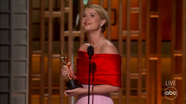 Jessie Buckley dedica Óscar de Melhor Atriz “ao belo caos do coração de uma mãe”