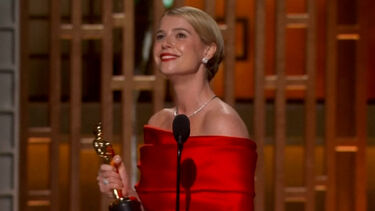 Jessie Buckley dedica Óscar de Melhor Atriz “ao belo caos do coração de uma mãe”