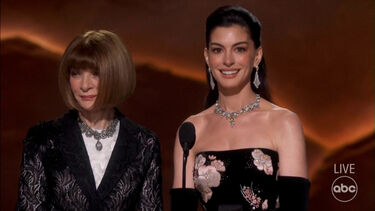 “O que acha do meu vestido?”: Anne Hathaway e Anna Wintour arrancam gargalhadas na cerimónia dos Óscares