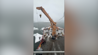 O momento em que guarda costeira dos EUA resgata pessoa presa no gelo no Lago Michigan 