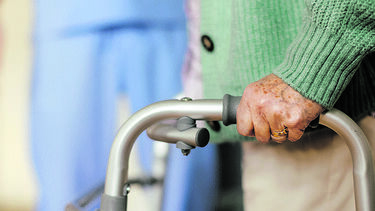 Idosos pagam 1921 euros por quarto individual em residências seniores