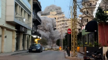 O momento em que prédio no centro de Beirute é atingido por míssil e colapsa