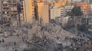 Prédio reduzido a escombros após ataque em Beirute