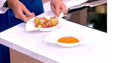 Aprenda a confecionar espetadas de polvo e arroz de tamboril de forma simples e rápida