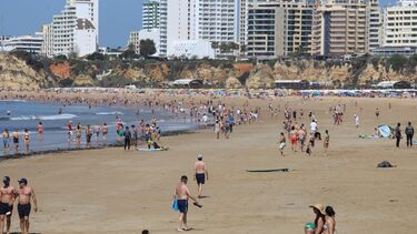 Calor e guerra ajudam a encher Algarve durante as férias da Páscoa