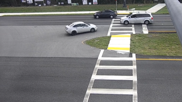 Imagens de videovigilância captam homem a conduzir em marcha-atrás no meio do trânsito nos EUA 