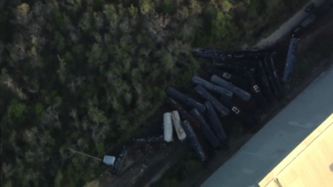 Imagens aéreas mostram descarrilamento de mais de duas dezenas de vagões nos EUA 