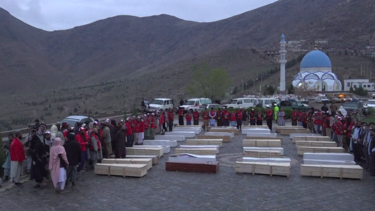 Líderes talibãs realizam funerais de mais de 400 vítimas de ataque aéreo no Afeganistão 