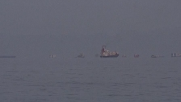 Centenas de navios aguardam passagem no Estreito de Ormuz. Quem bloqueia o tráfego e quem consegue passar?