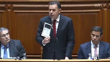 Ventura diz que o Governo quer lucrar com a guerra no Médio Oriente. Montenegro acusa o líder do Chega de desinformação