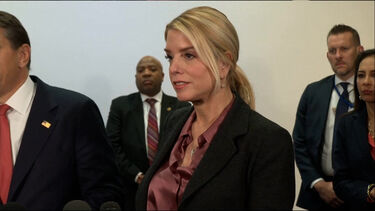 “Não confiamos nela”: Democratas querem que Pam Bondi deponha sob juramento no caso Epstein 