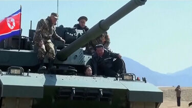 Filha adolescente de Kim Jong-un conduz tanque ao lado do pai