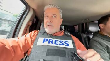 O momento em que a equipa da CMTV teve de fugir do bairro do quartel general do Hezbollah após explosão