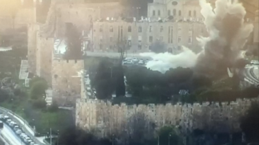 O momento em que um fragmento de míssil atinge Cidade Velha de Jerusalém e provoca explosão 