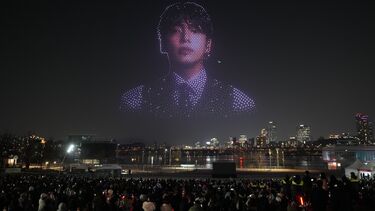 BTS iluminam céu de Seul em espetáculo com drones  