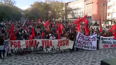 Milhares de pessoas marcham em Lisboa pelo direito à habitação full