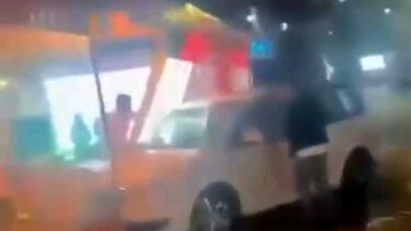 Condutor bêbado invade esplanada de bar com carro depois de ser expulso