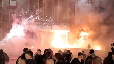 Manifestantes lançam cocktails molotov e fogo-de-artifício durante protestos na Albânia