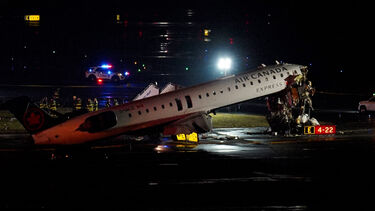 “Pára, camião 1, pára”: o áudio da torre de controlo no momento da colisão no aeroporto de LaGuardia