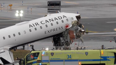 Novas imagens mostram avião e veículo dos bombeiros destruídos após colisão no aeroporto de LaGuardia