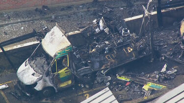 Imagens aéreas mostram ambulâncias destruídas após possível ataque antissemita em Londres