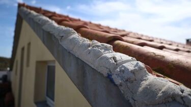 Moradores e comerciantes continuam a aguardar apoios do Estado quase dois meses após as tempestades