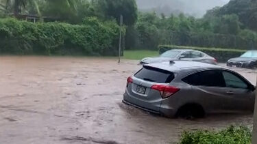 Imagens mostram estradas alagadas após chuvas intensas no Havai  
