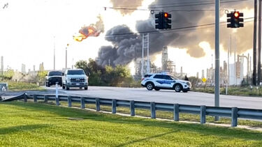 Explosão em refinaria no Texas obriga residentes a permanecerem a casa  