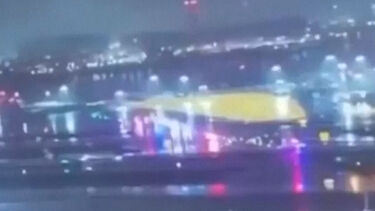 O momento antes da colisão entre o avião da Air Canada e um veículo de bombeiros em Nova Iorque    